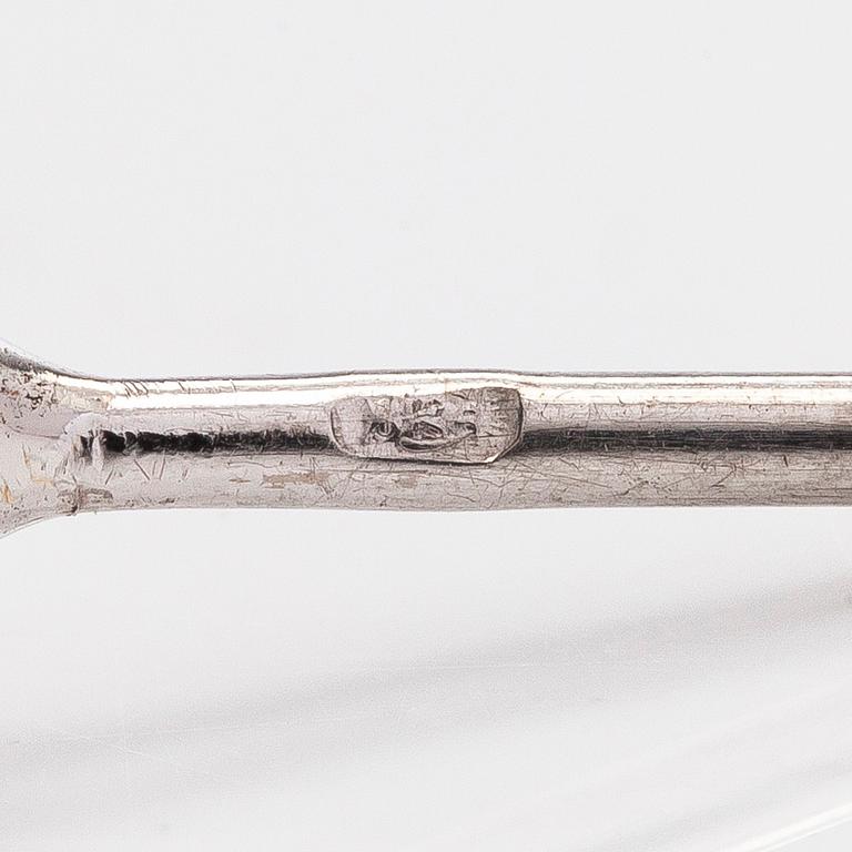 Korvakorut, yksikiviset, 18K valkokultaa ja briljanttihiottuja timantteja yht. 2.04 ct.