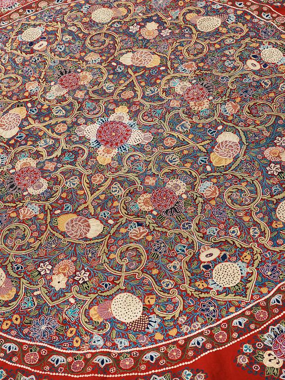 BRODERI, NÄRMAST RUNT. Antikt Rascht Broderi. Persien (Iran). Diameter 196,5-203 cm.