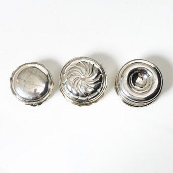 A set of three silver snuff boxes, 18th/19th century.