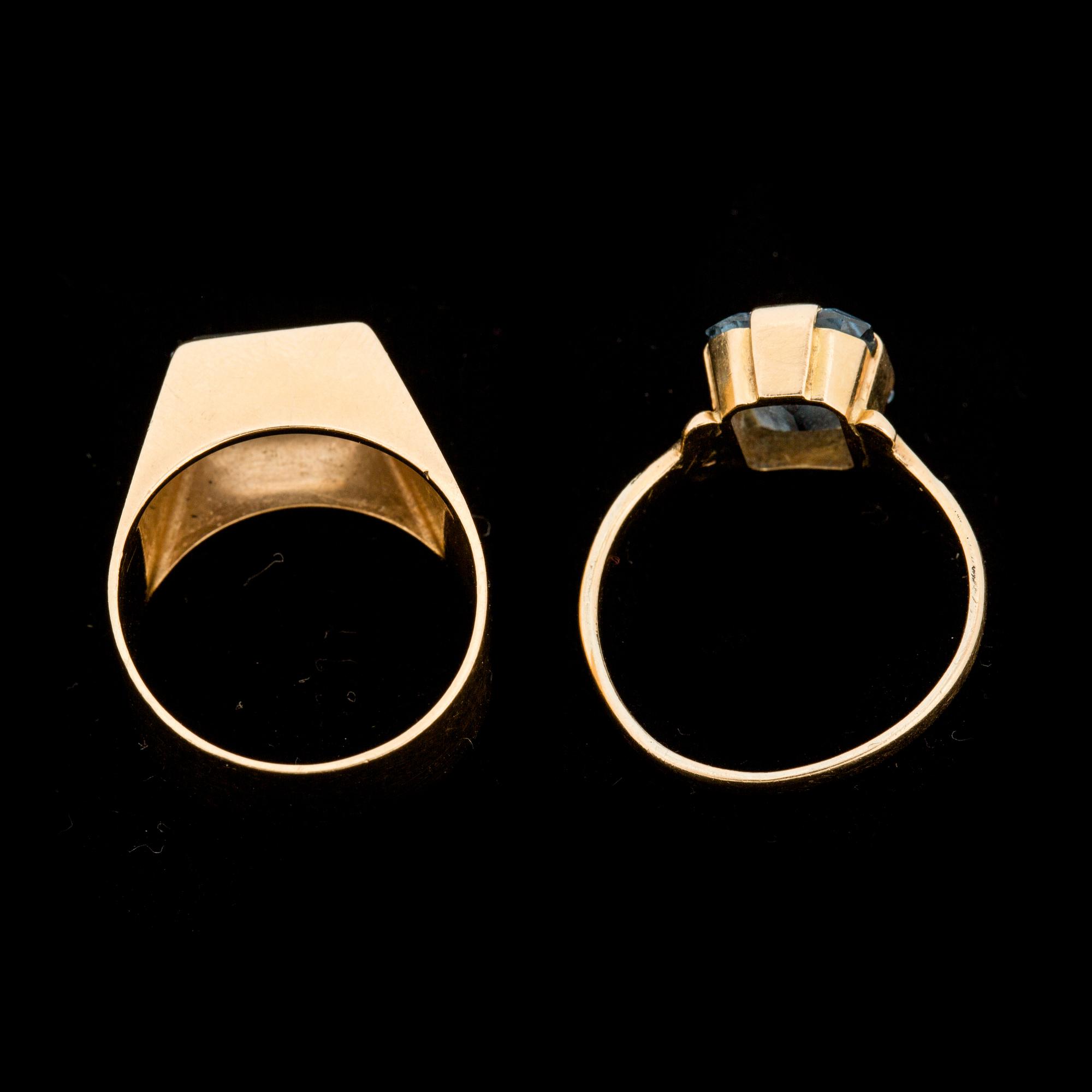 RINGAR, 2 st. 18k guld med ljusblå stenar. Vikt tot. ca 10 gram.