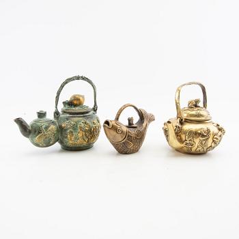Teapots 3 pcs China/Japan 20th century bronze.