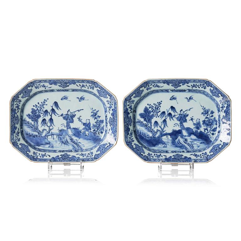 A pair of blue and white charges Qinalong.