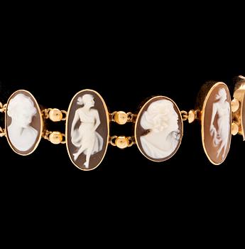 An 18K gold with shell cameo bracelet by Harald Nilsson Malmö 1932.
