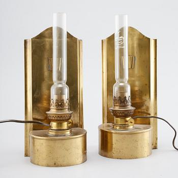 A pair of 20th century wall lamps in brass.