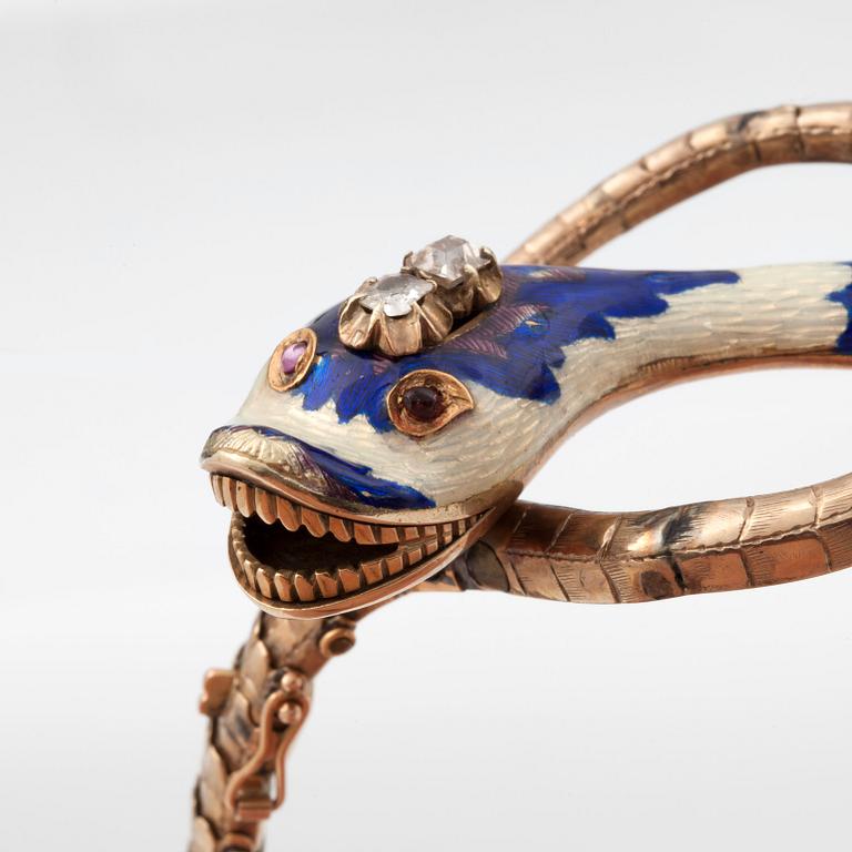 ARMBAND i form av en orm med ledad kropp, emaljerat huvud med två diamanter. Ryska stämplar troligen Moskva 1857.