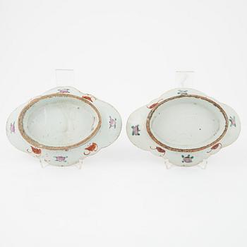 Two jugs, two dishes, a tea pot with cover, Qing dynasty, 18th/20th Century.