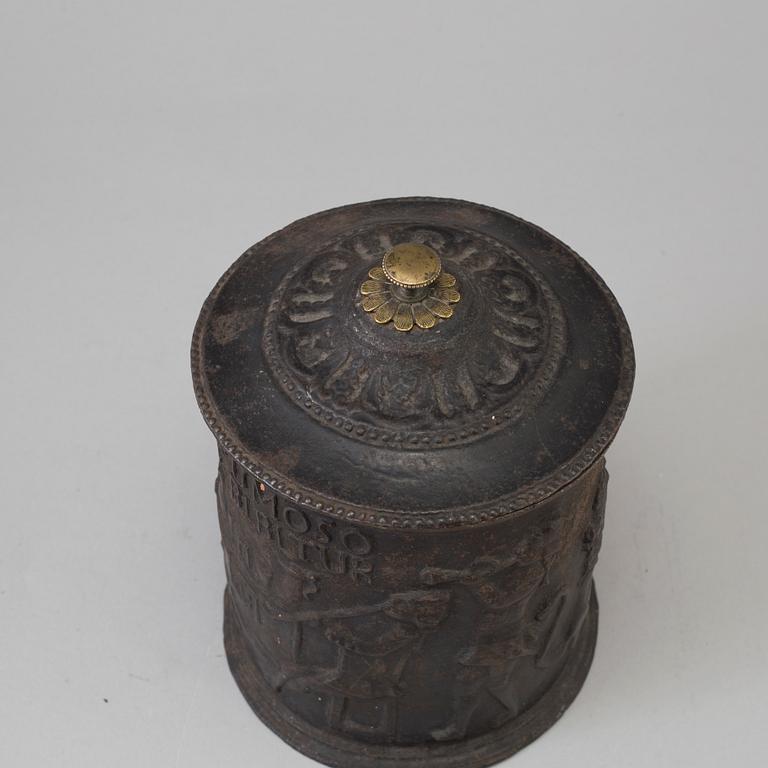 TOBAKSBURK, gjutjärn, Hellefors bruk, daterad 1791.