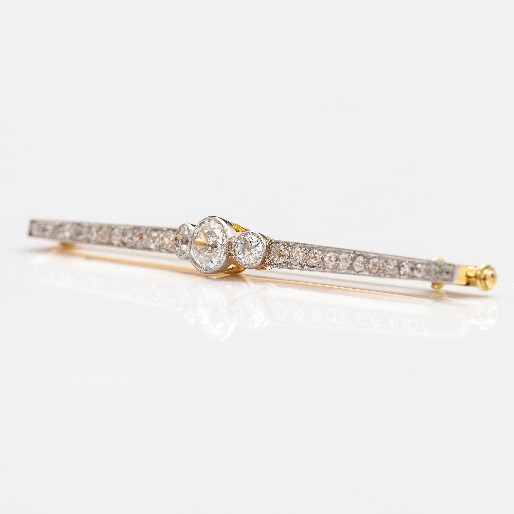 A gold brooch with old cut diamonds ca. 1.05 ct in total.