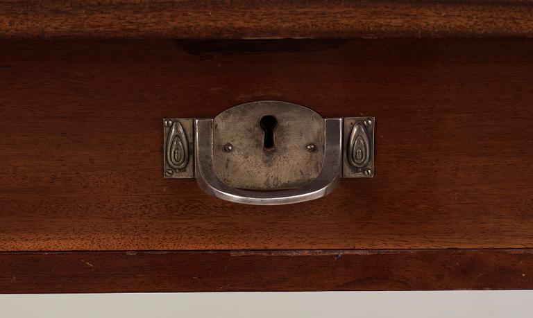 HURTSSKRIVBORD, senjugend, 1900-talets första hälft.