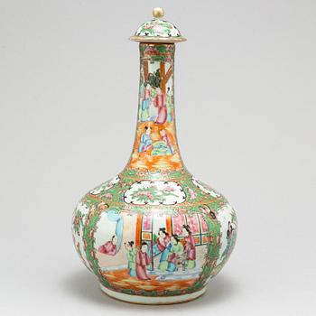 A famille rose Canton vase with cover, Qing dynasty, late 19th century.