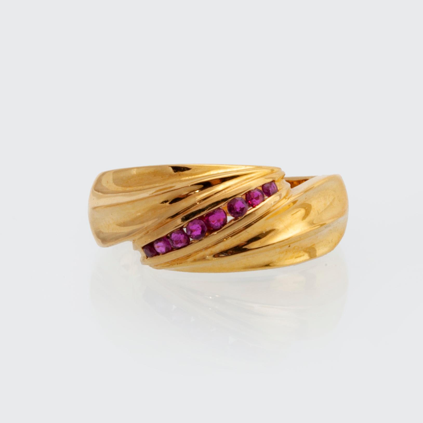 RING 18K gold with rubies, size 53.