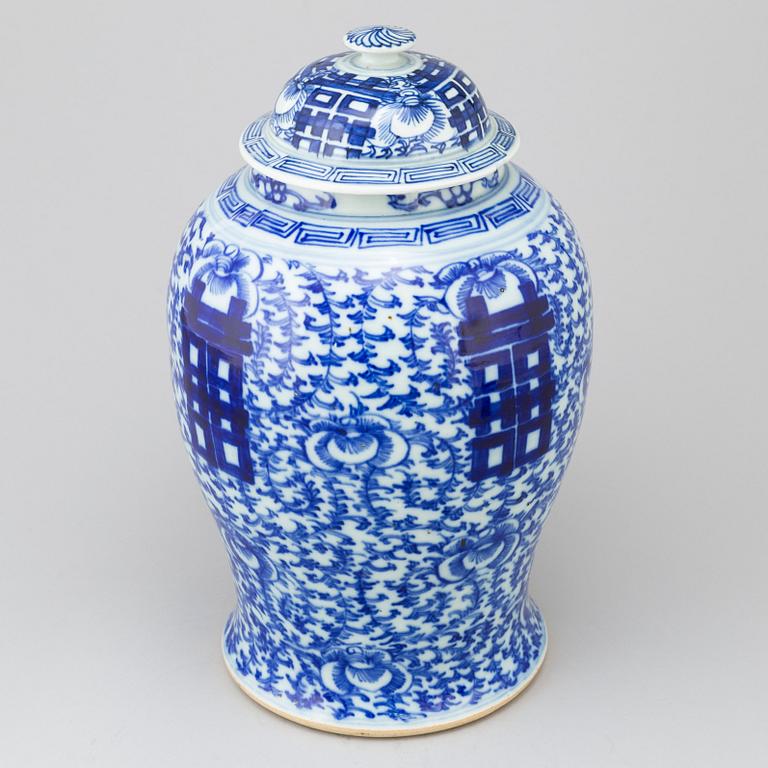 A blue and white vase with cover, Qing dynasty, 19th century.