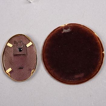 MINIATYRER, 2 st, en med sign, sent 1800-TAL.