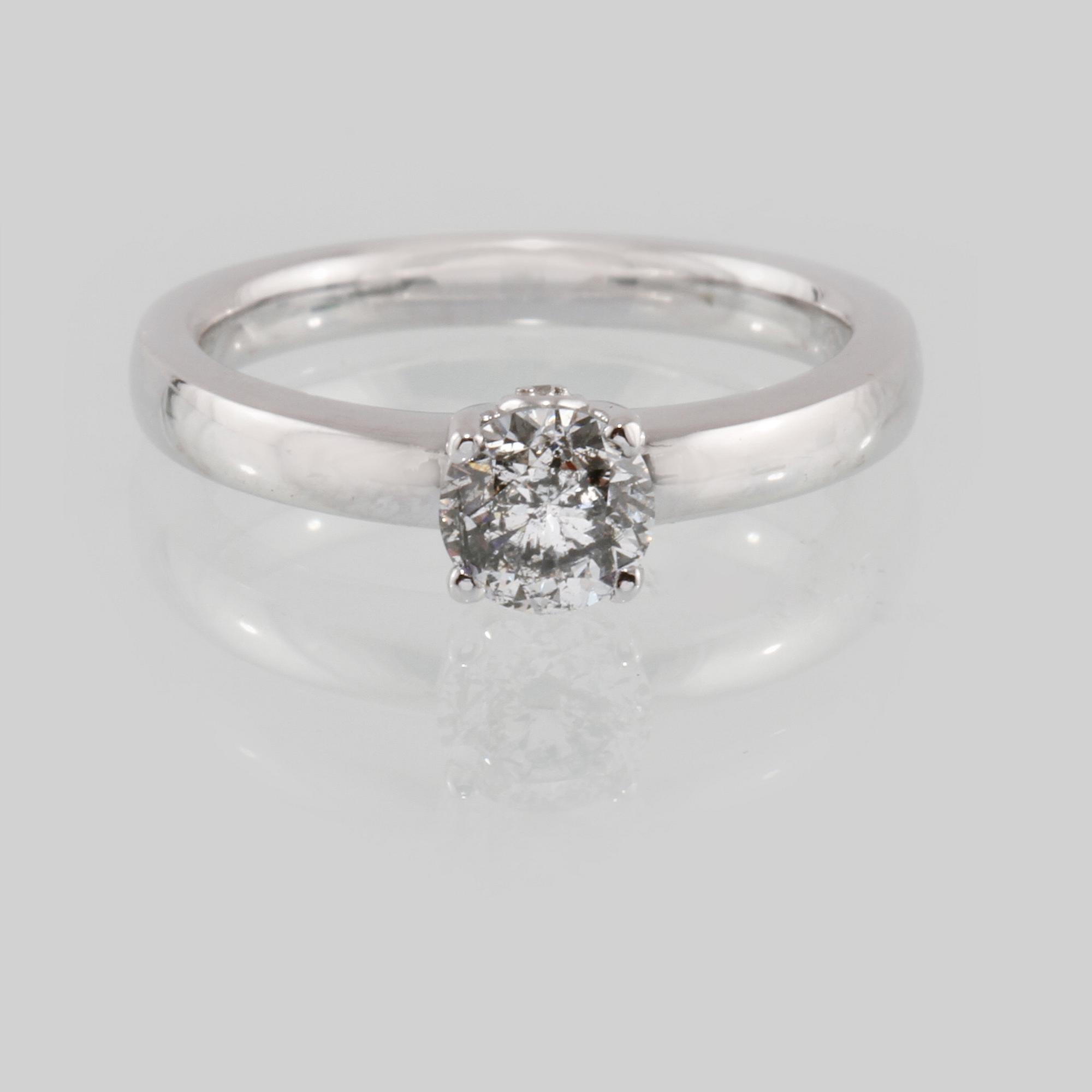 RING, 18K vitguld med briljantslipad diamant 0.77 ct samt 2 små briljantslipade diamanter 0.02 ct. Vikt 5,1 gram.