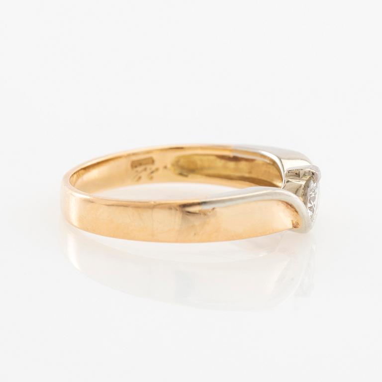 Ring 18K rött och vitt guld med en rund briljantslipad diamant, Raiteri & Carrero Valenza Italien.