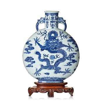 1181. A blue and white 'dragon' moon flask, bianhu, Qing dynasty, 19th century.