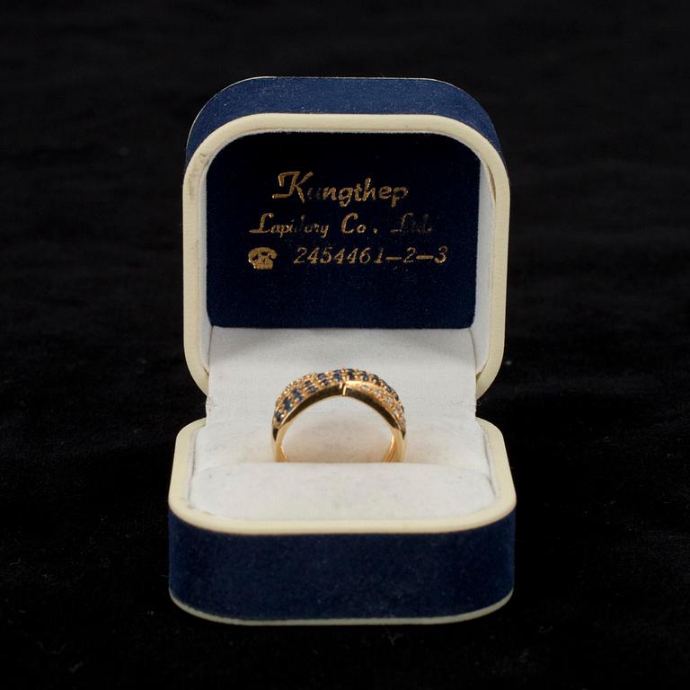 RING, guld 18K, små diamanter och safirer. Vikt 4,3 gr.