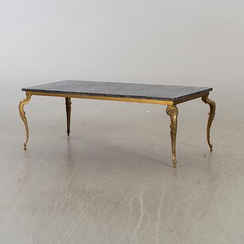 A MARBLE TOP COFFEE TABLE.