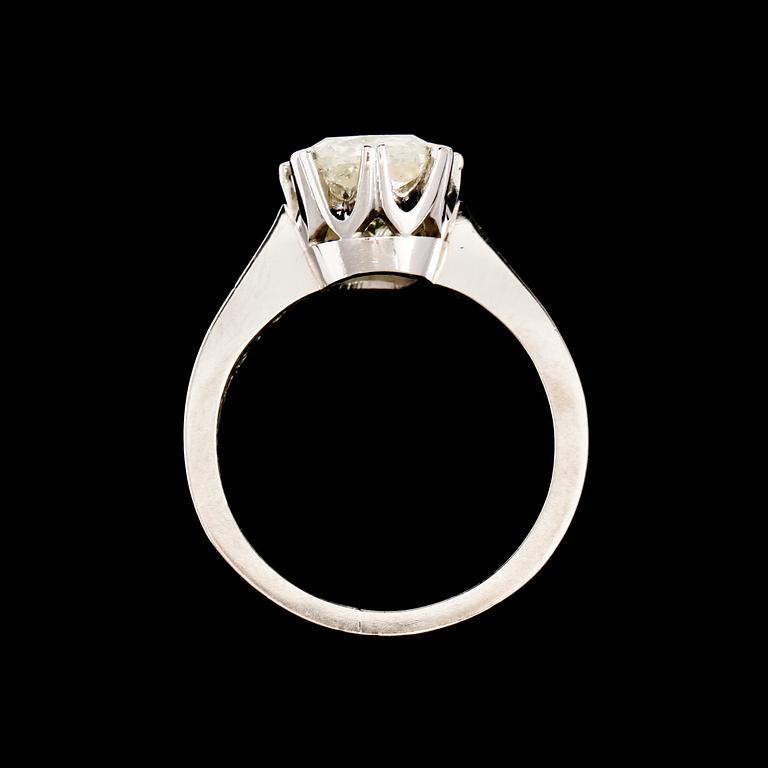 RING, 18K vitguld med kuddslipad diamant, 3.34 ct, Jannerberg Guldsmide, Göteborg, 2010. Vikt 6,9 g.