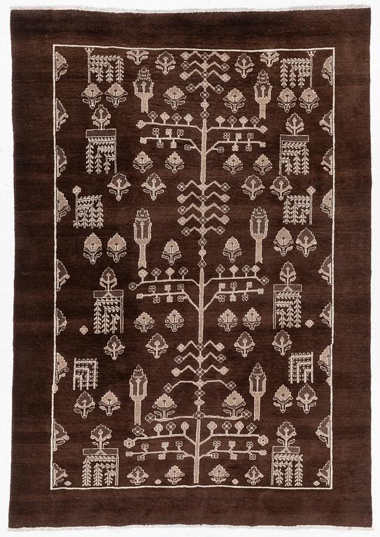 An oriental carpet, a. 287 x 204 cm.