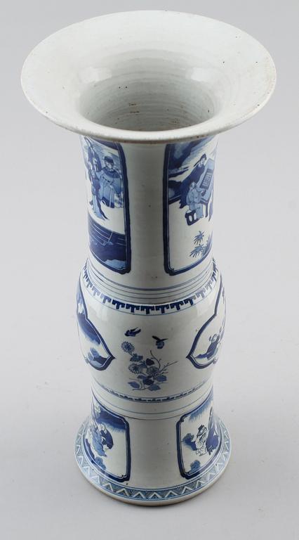 TRUMPETVAS, porslin, Kina, sannolikt 1900-tal.