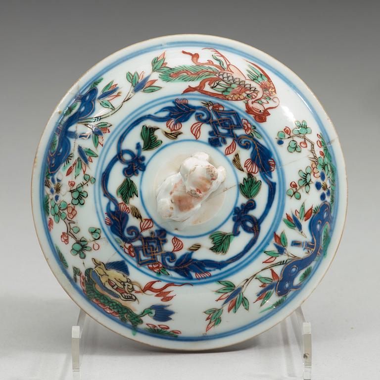 A porcelain chamber pot and cover, Qing dynasty, early 18th Century.
