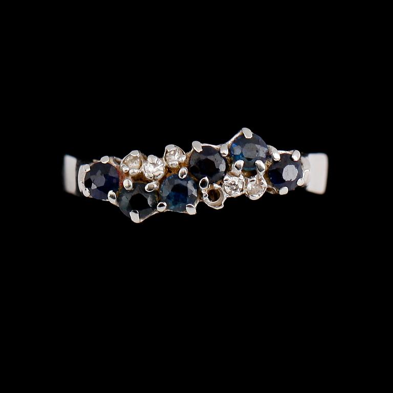 RING, vitguld med safirer samt mindre briljanter.