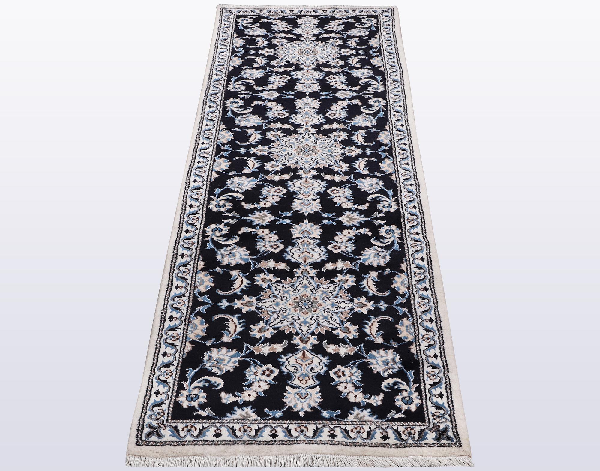 Gallerimatta, Nain, part silk, ca 300 x 77 cm.