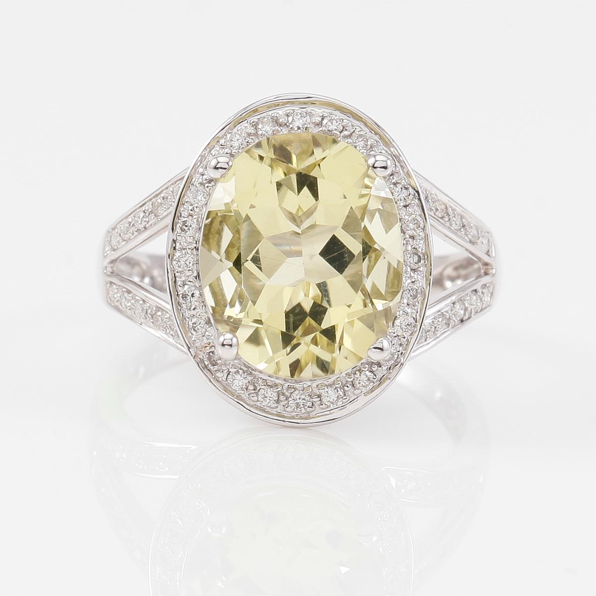 RING, 18K vitguld, diamanter tot ca 0.20 ct. och gul kvarts.