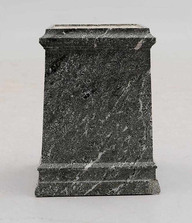SOCKEL, Kolmårdsmarmor, 1900-tal.