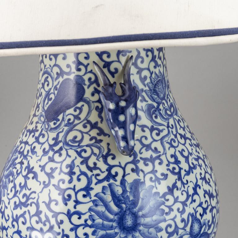 VASER, omgjorda till BORDSLAMPOR, ett par. Kina, modern tillverkning.