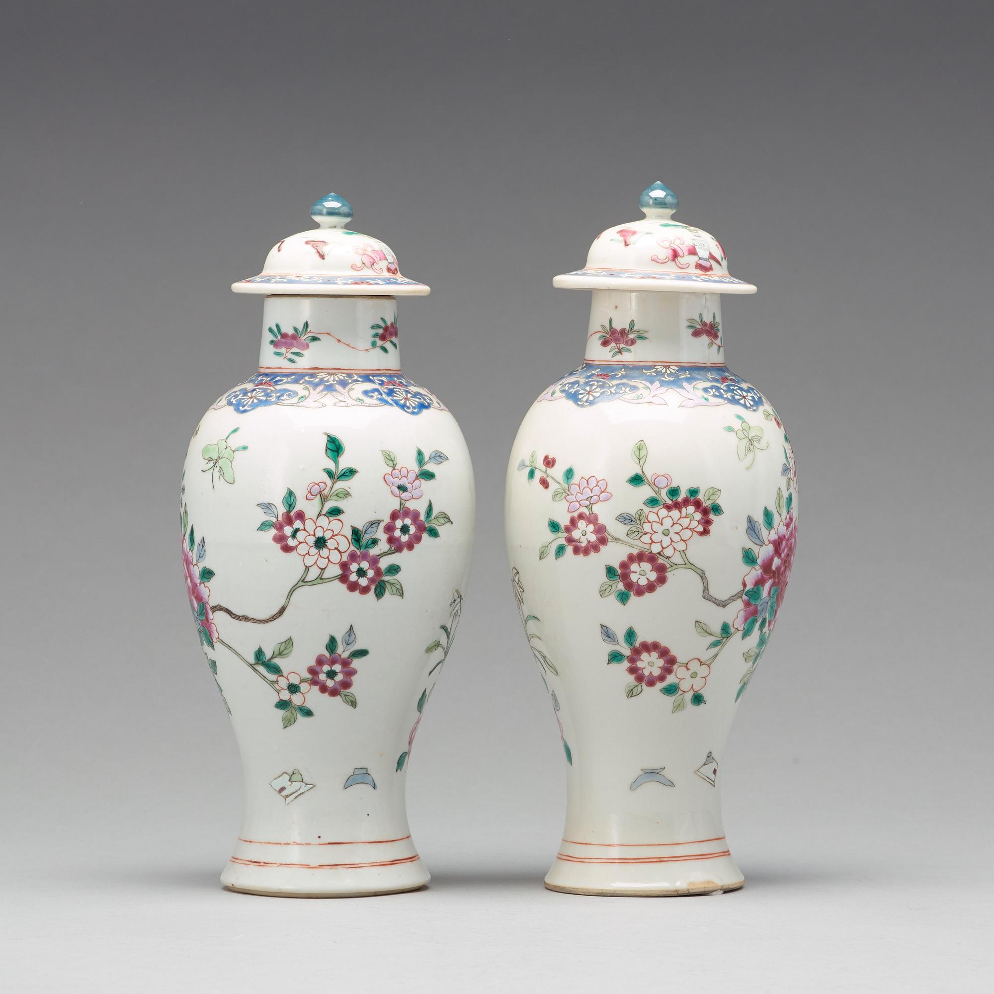 VASER med LOCK, ett par, kompaniporslin. Qingdynastin, Qianlong (1736-95).