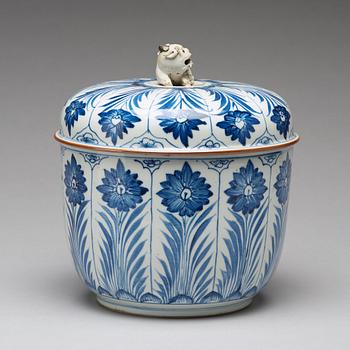 A blue and white turren with cover, Qing dynasty, Kangxi (1662-1722).