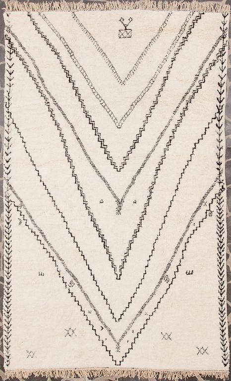 A MOROCCAN BENI OURAIN CARPET. Circa 490x305 cm.