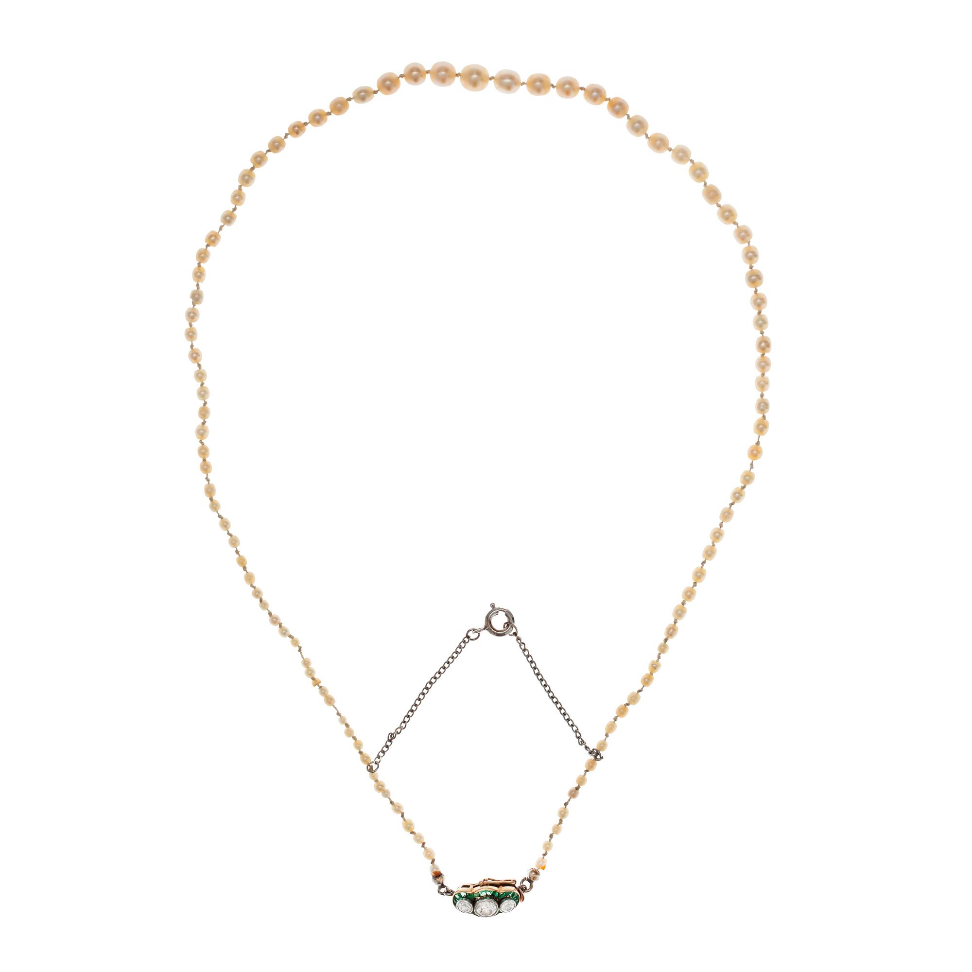 COLLIER, orientpärlor 1,5 - 5 mm. Lås i guld med antikslipade diamanter ca 0.45 ct, smaragder. Tidigt 1900 t.