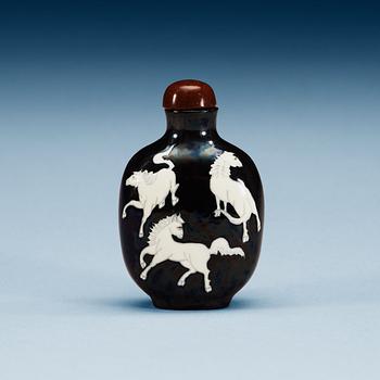 An enamelled porcelain snuff bottle with stopper, Qing dynasty.