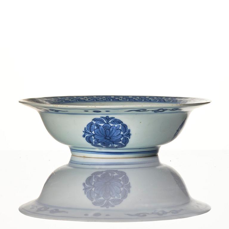 A blue and white wine ewer and a dish, Ming dynasty, Wanli (1572-1620).