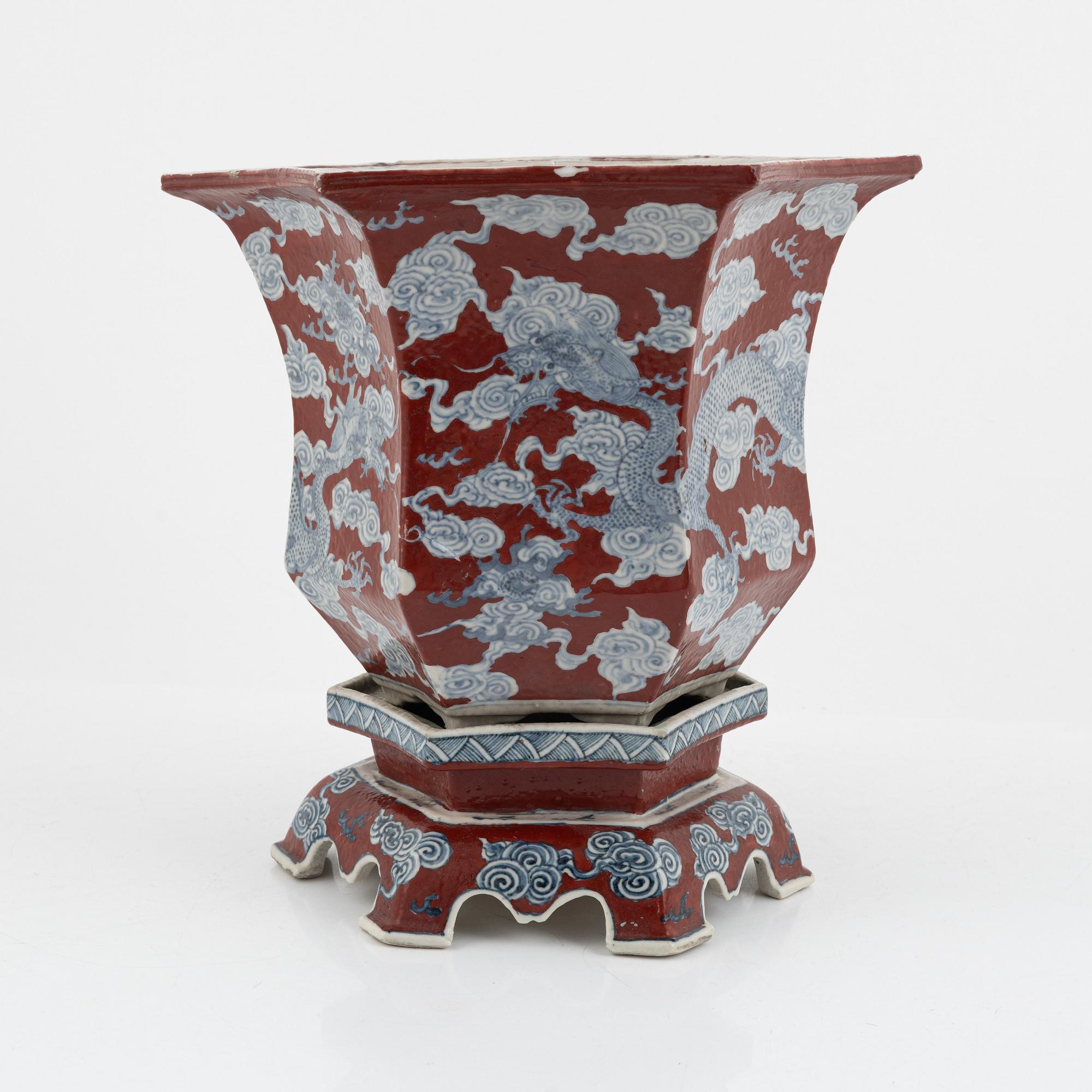 A Chinese porcelain dragon flower pot with stand, late Qing dynasty / early 20th century.