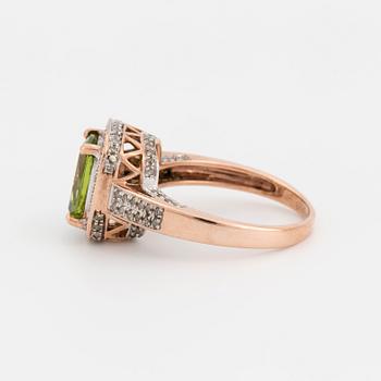 RING med checkerslipad periodot och briljantslipade diamanter.