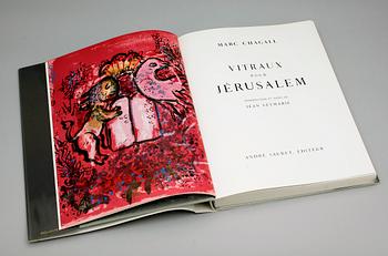 MARC CHAGALL, BOK, "VITRAUX POUR JÉRUSALEM" med 2 färglitografier, Utgiven av Andre Sauret, Monaco 1962.
