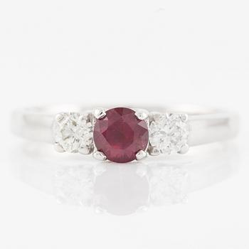 Ring 14K white gold with a ruby and brilliant-cut diamonds.