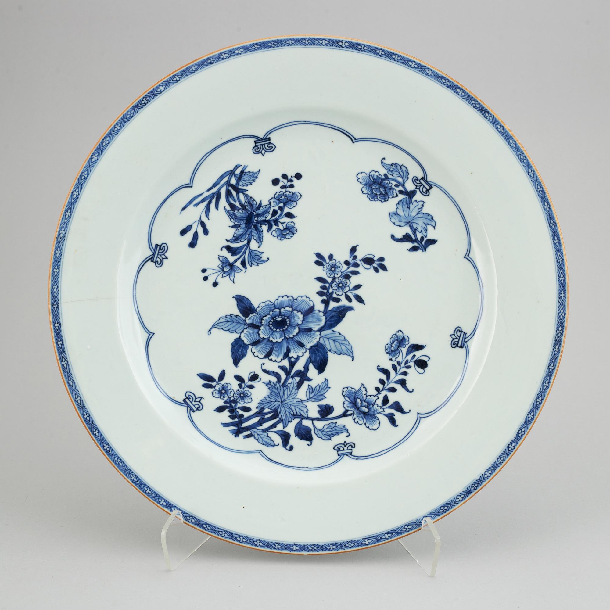 A blue and white serving dish, Qing dynasty, Qianlong (1736-95).