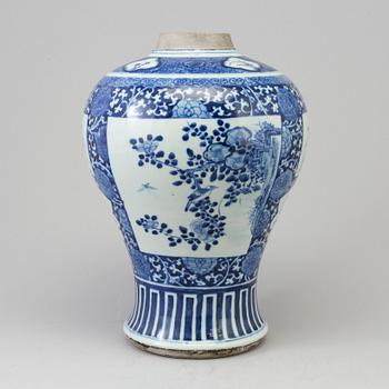 A blue and white vase, Qing dynasty, 19th Century.