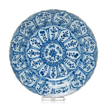 1125. A large blue and white dish, Qing dynasty, Kangxi (1662-1722).