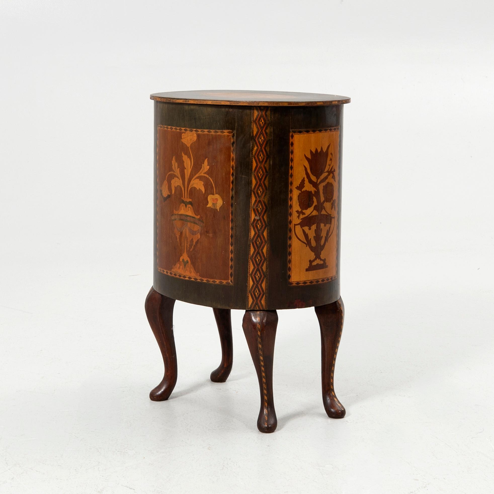 Cabinet, early 20th century.