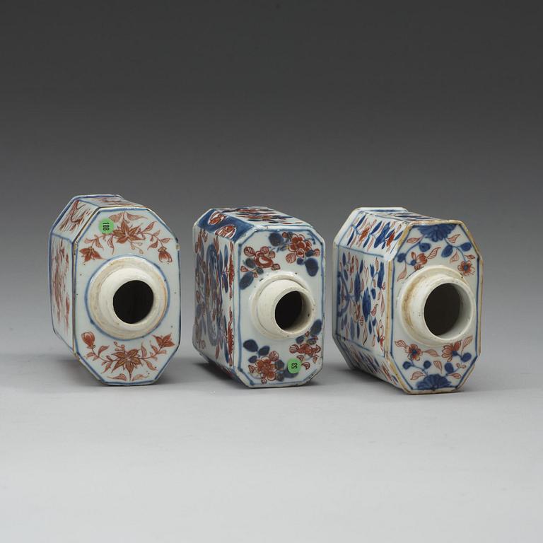 TEDOSOR, tre stycken, porslin. Qing dynastin, Kangxi (1662-1722).