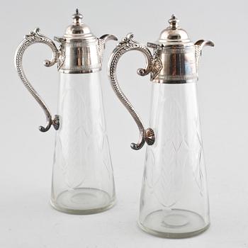 KARAFFER, ett par, glas och silver, kring sekelskiftet 1900.