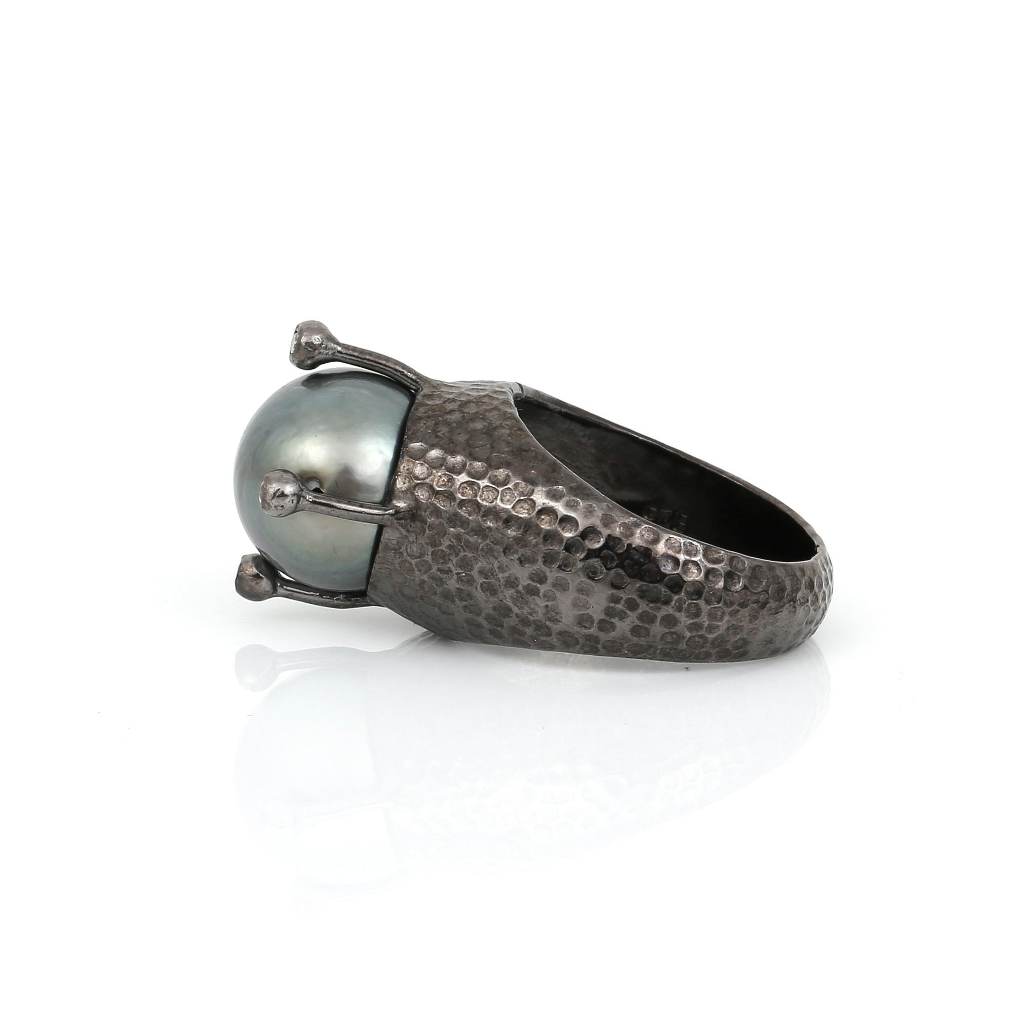 RING, silver med grå South Sea pärla och små diamanter tot ca 0,04 ct. Total vikt 11,67 g.