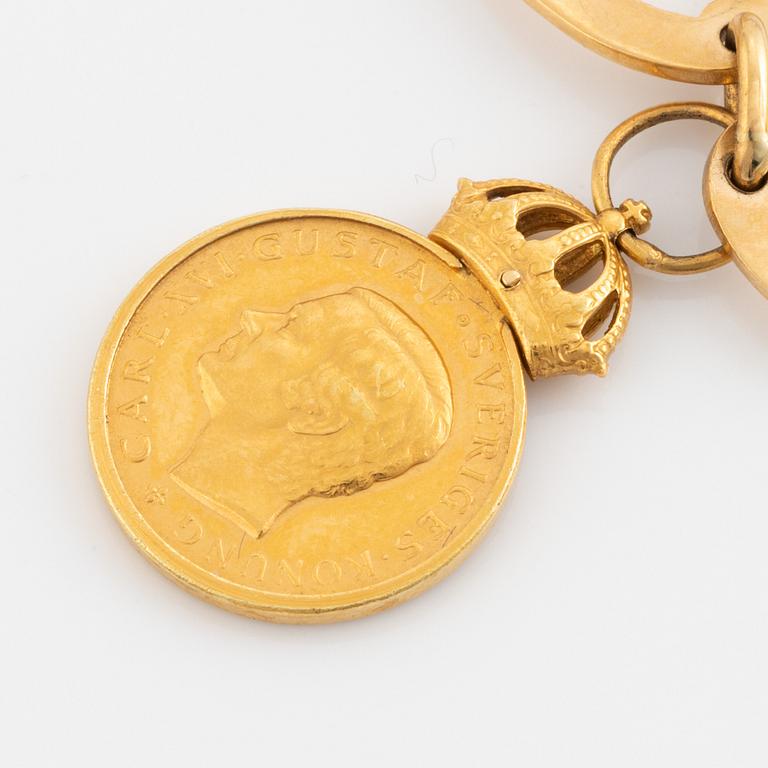 18K gold bracelet, with charm medal.