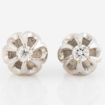 A pair of earrings in 18K gold set with round brilliant-cut diamonds.